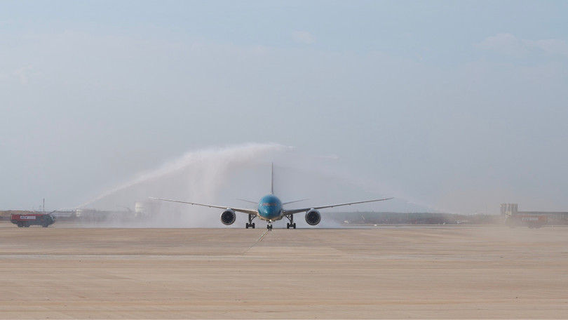 Chuyến bay mang số hiệu VN5001 được chào đón bằng nghi thức phun vòi rồng