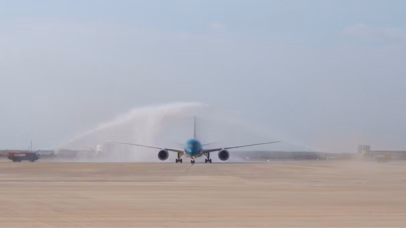 Chuyến bay mang số hiệu VN5001 được chào đón bằng nghi thức phun vòi rồng