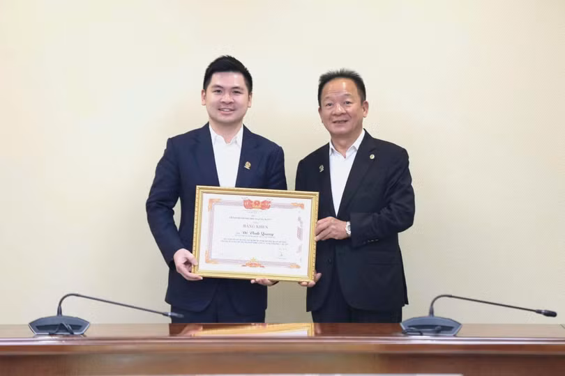 Phó Chủ tịch HĐQT Tập đoàn T&amp;T Group Đỗ Vinh Quang đón nhận Bằng khen của VCCI.