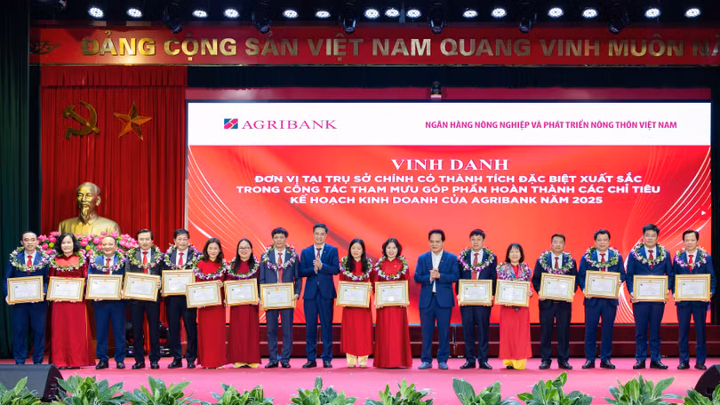 Biểu dương các tập thể Trụ sở chính có thành tích đặc biệt xuất sắc, góp phần hoàn thành nhiệm vụ kinh doanh năm 2025 của Agribank.