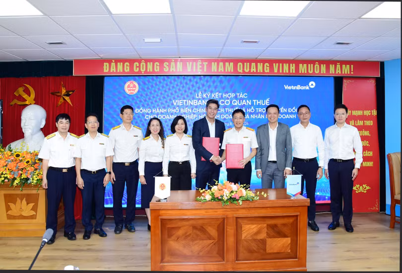8t-682026-ky-ket-voi-cu-thu-va-thue-hn-12.jpg