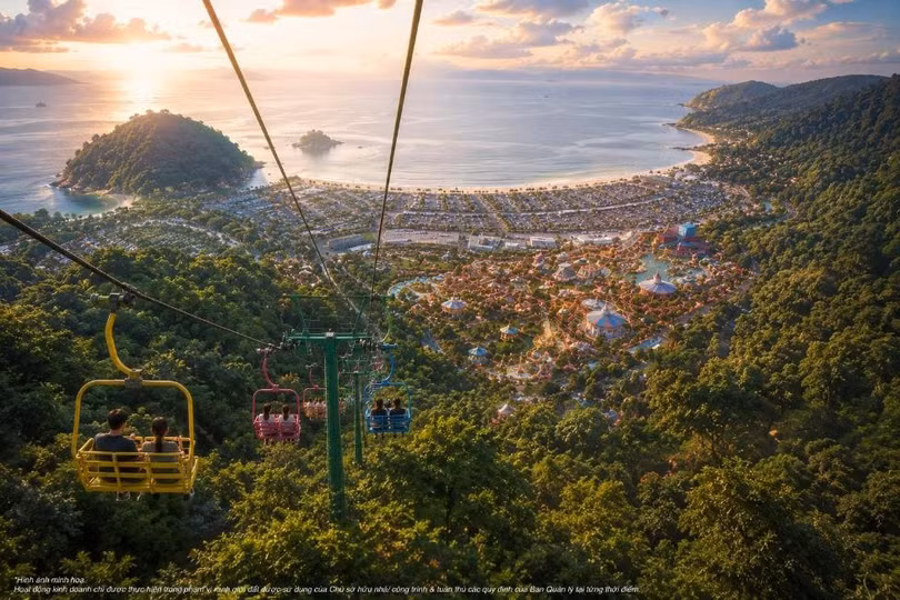 Tuyến cáp treo Chairlift độc đáo mở ra hành trình trải nghiệm liền mạch từ đỉnh núi xuống vịnh biển.