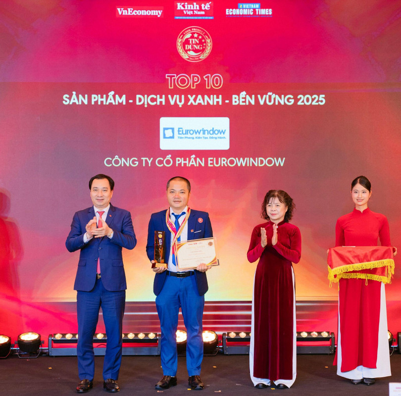 Ông Hoàng Đình Bình – Giám đốc Kinh doanh Eurowindow, đại diện doanh nghiệp nhận vinh danh Top 10 Sản phẩm – Dịch vụ Xanh và Bền vững
