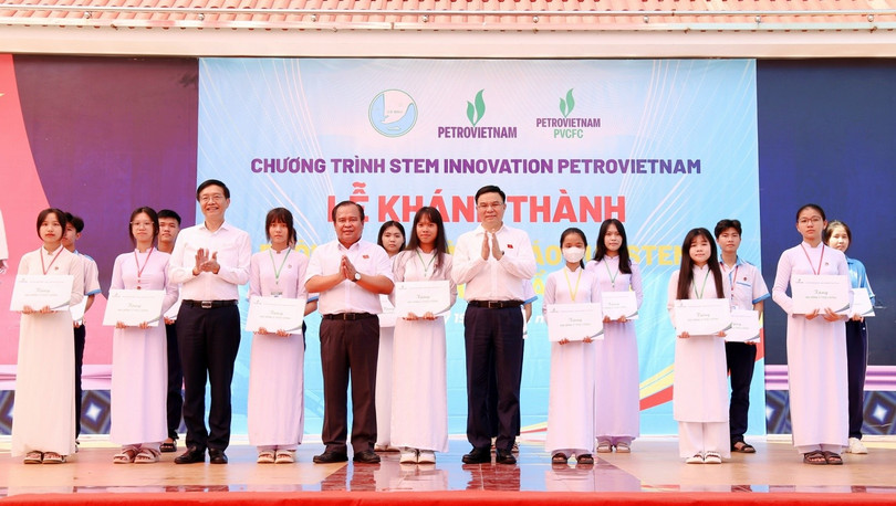 Đồng chí Lê Mạnh Hùng - Bí thư Đảng ủy, Chủ tịch HĐTV Petrovietnam và đồng chí Trần Quang Dũng - Phó Bí thư Thường trực Đảng ủy Petrovietnam cùng lãnh đạo tỉnh Cà Mau trao học bổng cho học sinh Trường THPT Đầm Dơi.