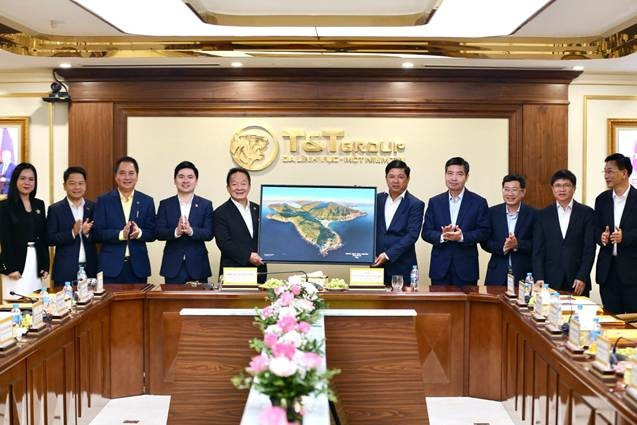 Đại diện lãnh đạo tỉnh Đắk Lắk trao quà lưu niệm tới Ban lãnh đạo Tập đoàn T&amp;T Group.