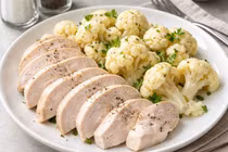 Một người phụ nữ trẻ tuổi chỉ ăn ức gà và súp lơ luộc trong suốt 6 tháng đã gặp phải cái kết không ngờ. Ảnh: OC.