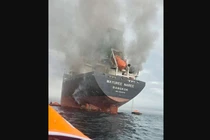 Tàu chở hàng Mayuree Naree mang cờ Thái Lan chìm trong khói đen tại eo biển Hormuz. Ảnh: Reuters.