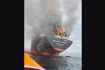 Tàu chở hàng Mayuree Naree mang cờ Thái Lan chìm trong khói đen tại eo biển Hormuz. Ảnh: Reuters.