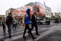 Người dân đi bộ gần một bảng quảng cáo có hình ảnh nhà lãnh đạo tối cao mới của Iran, Mojtaba Khamenei, trong bối cảnh thỏa thuận ngừng bắn giữa Mỹ và Iran, tại Tehran, Iran ngày 20/4. Ảnh: Reuters.