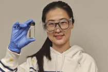 Bà Yue Sun, thuộc nhóm các nhà nghiên cứu đến từ Đại học Trung văn Hong Kong, những người đã phát triển một loại chất điện phân mới cho pin lithium-ion. Ảnh: CNN.