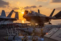 Một chiếc máy bay F-35C Lightning II của Mỹ đang chuẩn bị cho các hoạt động bay trên boong tàu sân bay lớp Nimitz USS Abraham Lincoln nhằm hỗ trợ cuộc tấn công vào Iran từ một địa điểm không được tiết lộ vào ngày 3/3. Ảnh: Reuters.