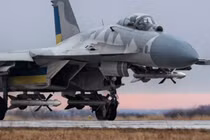 Máy bay chiến đấu Su-27 của Không quân Ukraine trang bị tên lửa không đối không R-27. Ảnh: MW.