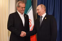 Tổng thống Nga Vladimir Putin và Tổng thống Iran Masoud Pezeshkian bắt tay nhau tại một cuộc gặp ở Thượng Hải năm ngoái. Ảnh: TASS.