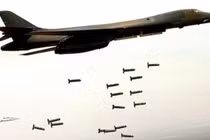 Máy bay ném bom B-1B của Không quân Mỹ đang thả bom. Ảnh: MW.
