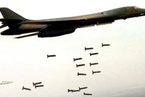 Máy bay ném bom B-1B của Không quân Mỹ đang thả bom. Ảnh: MW.