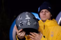Vận động viên Vladyslav Heraskevych của Ukraine giơ cao chiếc mũ bảo hiểm đặc biệt tại một cuộc họp báo. Ảnh: Reuters.
