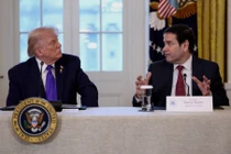 Tổng thống Mỹ Donald Trump và Ngoại trưởng Marco Rubio tham dự cuộc họp với các lãnh đạo ngành công nghiệp dầu mỏ tại Nhà Trắng ở Washington, D.C., Mỹ ngày 9/1. Ảnh: Reuters.