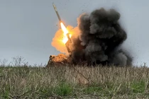 Binh sĩ Ukraine bắn hệ thống tên lửa phóng loạt (MLRS) về phía quân đội Nga, trong bối cảnh Nga tấn công Ukraine, gần thị trấn tiền tuyến Pokrovsk thuộc vùng Donetsk, Ukraine ngày 9/12/2025. Ảnh: Reuters.