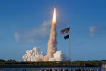 Tên lửa SLS của NASA mang theo tàu vũ trụ Orion cùng các phi hành gia Reid Wiseman, Victor Glover, Christina Koch và Jeremy Hansen phóng lên trong sứ mệnh Artemis II, từ Trung tâm Vũ trụ Kennedy, Florida, ngày 1/4. Ảnh: NASA.