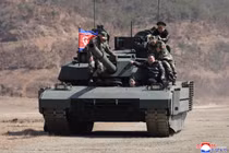 Lãnh đạo Triều Tiên Kim Jong-un và con gái Kim Ju-ae cùng ngồi trên xe tăng trong một cuộc tập trận chiến thuật tấn công sử dụng loại xe tăng mới ở Bình Nhưỡng, Triều Tiên ngày 19/3. Ảnh: KCNA.