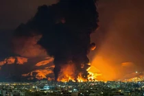 Khói và lửa bốc lên tại hiện trường vụ không kích vào một kho chứa dầu ở Tehran, thủ đô của Iran ngày 7/3. Ảnh: TNS.