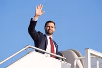 Phó Tổng thống Mỹ J.D. Vance vẫy tay khi lên chuyên cơ Không lực Hai sau khi tham dự cuộc đàm phán về Iran tại Islamabad, Pakistan hôm 12/4. Ảnh: Getty.