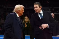 Tổng thống Mỹ Donald Trump và con trai Barron. Ảnh: The Times.