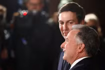 Ông Jared Kushner và đặc phái viên Mỹ Steve Witkoff. Ảnh: Reuters.