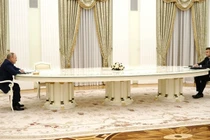 Tổng thống Nga Vladimir Putin (trái) gặp Tổng thống Pháp Emmanuel Macron (phải) tại Moscow, Nga ngày 7/2/2022. Ảnh: Getty.