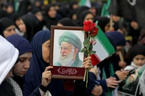 Người dân ở Tehran, Iran cầm ảnh chân dung của ông Khamenei. Ảnh: Getty.