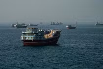 Các tàu thuyền neo đậu tại eo biển Hormuz, nhìn từ Musandam, Oman. Ảnh: Reuters.