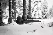 Ba binh sĩ Mỹ trong tuyết trong trận đánh Ardennes, Bỉ, Thế chiến II, tháng 1/1945. Ảnh: Getty.