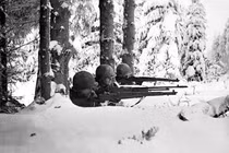 Ba binh sĩ Mỹ trong tuyết trong trận đánh Ardennes, Bỉ, Thế chiến II, tháng 1/1945. Ảnh: Getty.