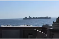 Ảnh chụp màn hình từ một video cho thấy tàu khu trục USS Spruance của Mỹ bắn vào tàu chở hàng Touska mang cờ Iran ở Vịnh Oman vào ngày 19/4. Ảnh: CENTCOM.