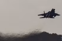 Một chiếc máy bay chiến đấu F-15 cất cánh từ căn cứ không quân RAF Lakenheath ở Mildenhall, Anh Quốc vào ngày 7/1. Ảnh: Getty.