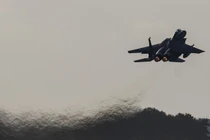 Một chiếc máy bay chiến đấu F-15 cất cánh từ căn cứ không quân RAF Lakenheath ở Mildenhall, Anh Quốc vào ngày 7/1. Ảnh: Getty.