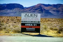 Biển hiệu "Trung tâm Nghiên cứu Người ngoài hành tinh" trên đường đến Khu vực 51 ở Rachel, Nevada, Mỹ. Ảnh: Getty.