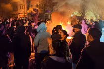 Người biểu tình đốt lửa ở Tehran, Iran vào ngày 8/1. Ảnh: Getty.