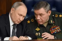 Tổng thống Nga Vladimir Putin và Tổng Tham mưu trưởng Lực lượng Vũ trang Nga Valery Gerasimov tham dự cuộc họp mở rộng của Hội đồng Bộ Quốc phòng tại Trung tâm Kiểm soát Quốc phòng ở Moscow, Nga ngày 16/12/2024. Ảnh: Sputnik.
