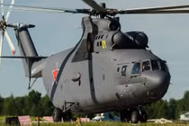 Máy bay trực thăng Mi-26 vận chuyển hệ thống Pantsir-SMD-E lên nóc nhà ở Moscow (bên trái) và máy bay trực thăng Mi-26. Ảnh: MW.