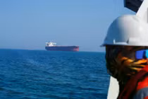 Lực lượng Vệ binh Cách mạng Iran đã nổ súng vào một tàu chở dầu gần Oman hôm 18/4. Ảnh: NYP.