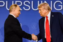 Tổng thống Mỹ Donald Trump và Tổng thống Nga Vladimir Putin bắt tay trong cuộc họp báo sau cuộc đàm phán chấm dứt chiến tranh ở Ukraine, tại Căn cứ Liên hợp Elmendorf-Richardson, ở Anchorage, Alaska, Mỹ, ngày 15/8/2025. Ảnh: Reuters.