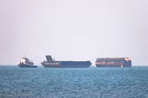 Các tàu thuyền ở eo biển Hormuz gần Bandar Abbas, Iran ngày 4/5. Ảnh: Reuters.