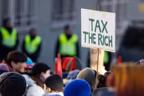 Một cuộc biểu tình kêu gọi đánh thuế người giàu đã diễn ra tại Diễn đàn Kinh tế Thế giới ở Davos. Ảnh: DPA.