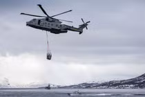 Ngày 10/3/2024, các lực lượng liên hợp tham gia cuộc tập trận quân sự Nordic Response 24, một phần của cuộc tập trận lớn hơn Steadfast Defender của NATO, gần Sorstraumen, phía trên Vòng Bắc Cực ở Na Uy. Ảnh: AFP.