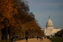 Người dân đi bộ dọc theo National Mall, nhìn về phía tòa nhà Quốc hội Mỹ tại Washington, D.C., ngày 2/11. Ảnh: Reuters.