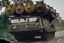 Phương tiện phóng thuộc hệ thống S-300V. Ảnh: MW.