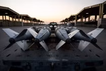 Các binh sĩ Không quân Mỹchuẩn bị tải bom GBU-31 lên máy bay F-15E Strike Eagle hôm 19/12 để hỗ trợ Chiến dịch "Hawkeye Strike" ở Syria. Ảnh: Reuters.