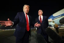 Tổng thống Mỹ Donald Trump phát biểu trước báo giới trước khi lên chuyên cơ để khởi hành đến Washington, ngày 19/1. Ảnh: Reuters.