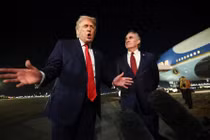 Tổng thống Mỹ Donald Trump phát biểu trước báo giới trước khi lên chuyên cơ để khởi hành đến Washington, ngày 19/1. Ảnh: Reuters.